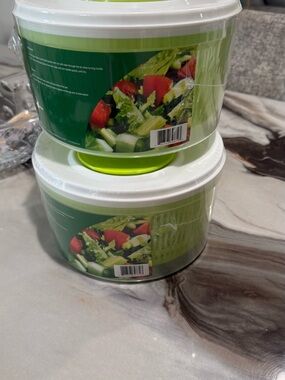 Green and White Salad Spinner Bowl with Removable Lid